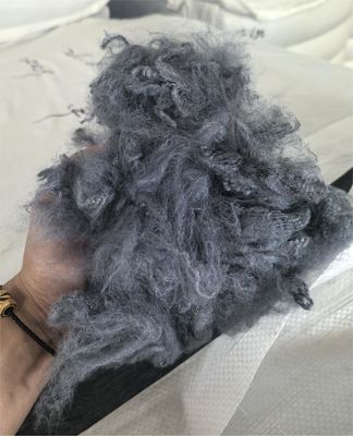 قیمت خوب فیبر استپل پلی استر بازیافت شده 2.5D 51mm خاکستری تیره کم جذب رطوبت آنلاین