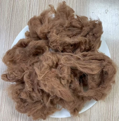 قیمت خوب الیاف پلی استر رنگ شده با مواد رنگی غیر سیلیکونی 1.5D 38mm شتری آنلاین