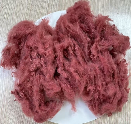 قیمت خوب الیاف پلی استر بازیافتی رشته ای 1.5D 38mm رنگ شده با مواد افزودنی قرمز آنلاین