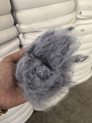 قیمت خوب الیاف پلی‌استر استیپل بازیافتی با محافظت در برابر اشعه ماوراء بنفش 2.5D 51mm خاکستری آبی آنلاین